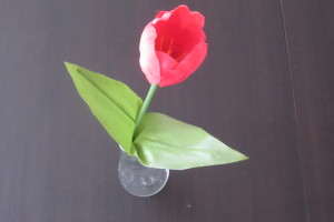 Sztuczny czerwony tulipan