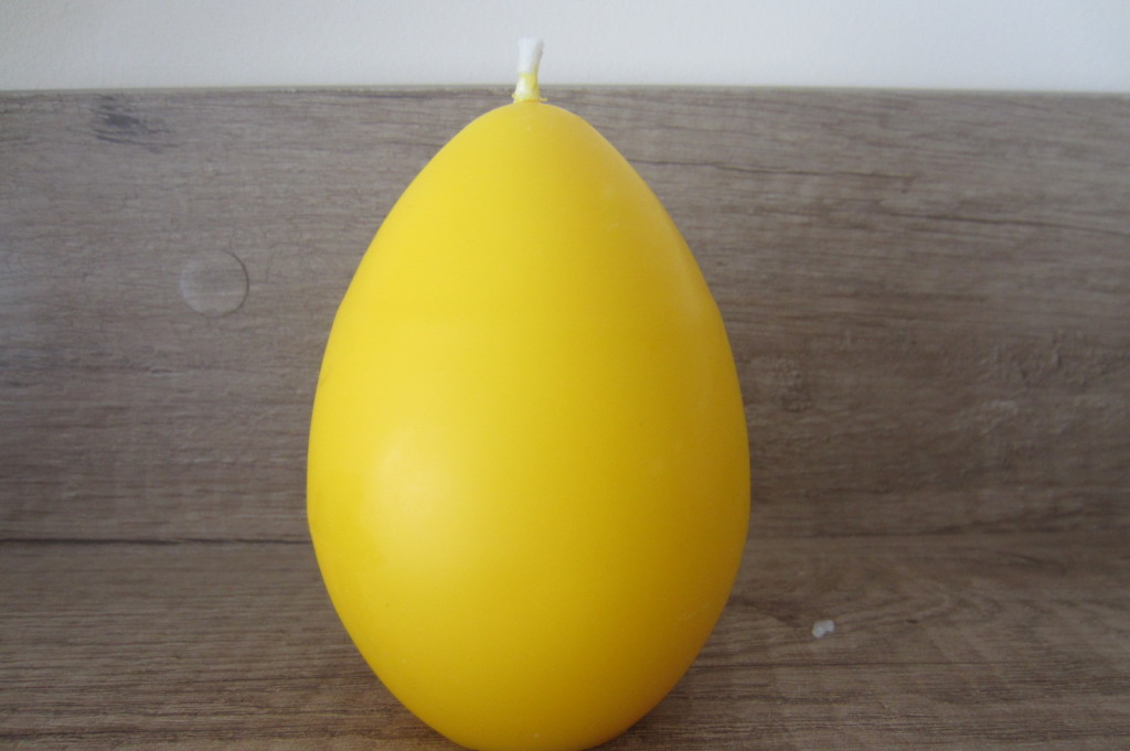 żółta świeca w kształcie jajka