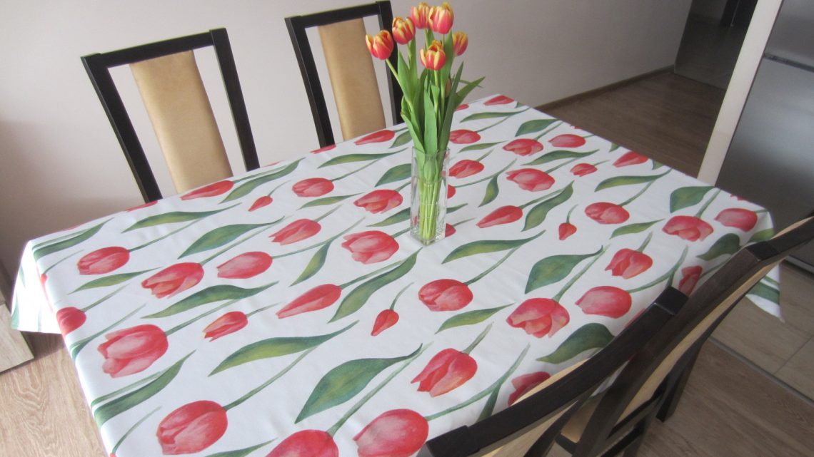obrus wzór w czerwone tulipany
