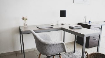 Domowe biuro – jak je urządzić? Krótki poradnik