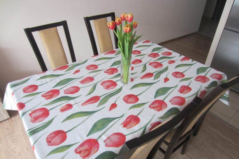 obrus wzór w czerwone tulipany