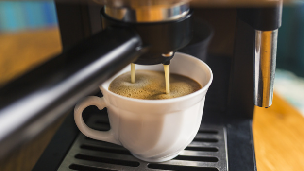Ekspres do kawy z młynkiem ceramicznym – czy warto kupić?
